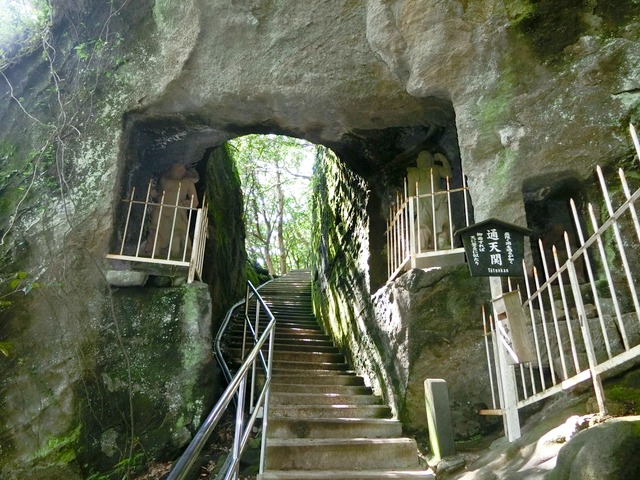 「鋸山日本寺」往路09（通天関のトンネル）201809