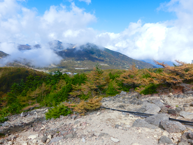 浅間山11(ビジターセンターが小さく見える)201810