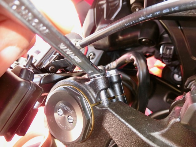 ハンドルマウントステー取り付け04（CBR1000RR-SC77）